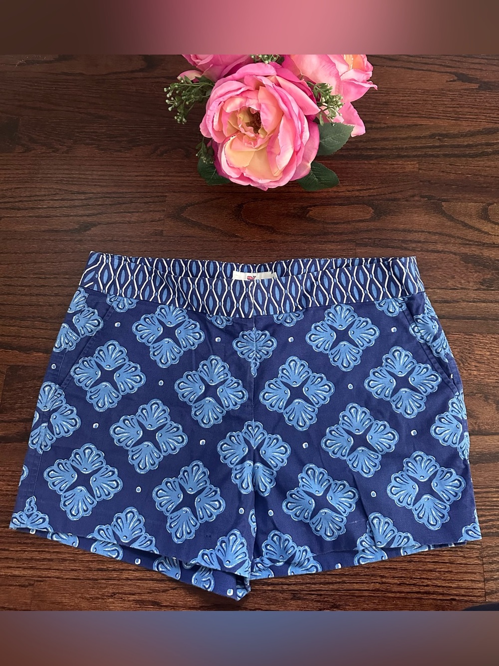 Vineyard Vines seashell patterned shorts, size 8